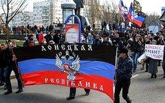 Сторонники федерализации на митинге в Донецке. Стоп-кадр с видео в Youtube