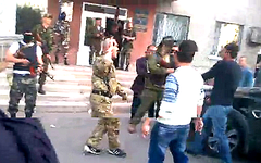 Военные в Красноармейске. Стоп-кадр с видео в YouTube