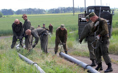 Военнослужащие прокладывают водопровод в Феодосийском районе Крыма © РИА Новости