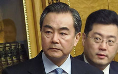 Ван И (в центре). Фото с сайта voachinese.com