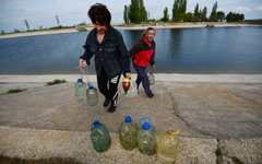 Люди набирают воду в бутылки из Северо-Крымского канала © РИА Новости, Константи