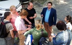 Планерка сотрудников «Вестей» перед захваченным зданием. Фото пользователя Insta