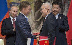  Владимир Путин, Алексей Миллер и Чжоу Цзипин во время церемонии подписания совм