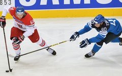 Игрок сборной Чехии (слева) И.Секач и Финляндии Т.Саллинен © РИА Новости, Алексе