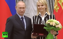 Владимир Путин и Валерия. Кадр телеканала Russia Today