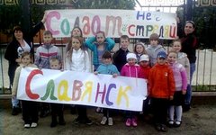 Митинг детей в Славянске. Фото с сайта slavgorod.com.ua