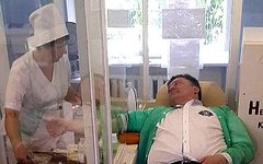 Петр Порошенко сдает кровь для одесситов. Кадр канала «Россия 24»