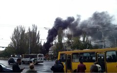 Пожар у здания мариупольского горсовета. Фото с сайта 0629.com.ua