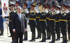 Петр Порошенко (слева). Фото с сайта mil.gov.ua