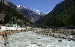 Река Бхагиратхи. Фото Atarax42 с сайта wikipedia.org