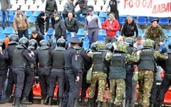 Российские полицейские на учениях во время футбольного матча. Фото с сайта mvd.r