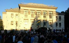 Пикет у посольства РФ в Киеве. Фото пользователя Twitter @AlexRychkoff 