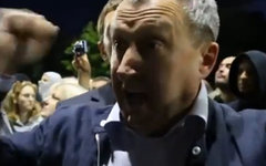 Андрей Дещица у посольства России в Киеве. Стоп-кадр видео в YouTube