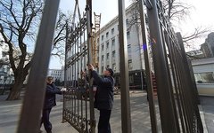 Демонтаж забора у администрации президента Украины в марте