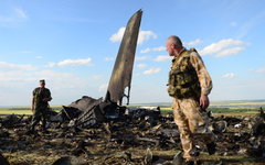 Ополченцы на месте падения ИЛ-76 ВВС Украины © РИА Новости,  Валерий Мельников