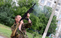 Боец народного ополчения ведет огонь по самолету украинских ВВС © РИА Новости, Е