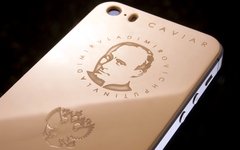 iPhone патриота версии Caviar Phone. Фото пресс-службы компании