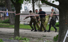 Народные ополченцы несут тело погибшего в результате авианалета ВВС Украины в Лу