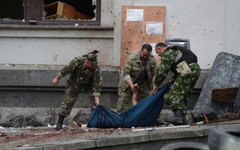 Погибший в результате авианалета ВВС Украины в Луганске © РИА Новости, Евгений Б