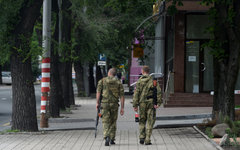 Ополченцы Донбасса на одной из улиц города Донецка © РИА Новости, Михаил Воскрес