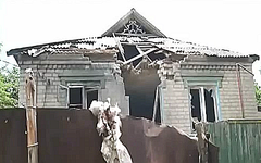 Пострадавший при обстреле жилой дом в Славянске. Стоп-кадр с видео в YouTube