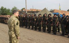 Петр Порошенко и украинские солдаты. Фото с сайта president.gov.ua