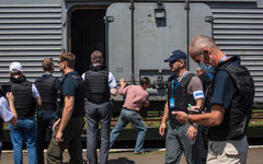 Сотрудники миссии ОБСЕ на станции города Торез. © РИА Новости, Андрей Стенин