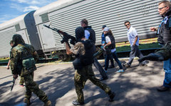 Сотрудники миссии ОБСЕ у поезда с телами погибшим. © РИА Новости, Андрей Стенин