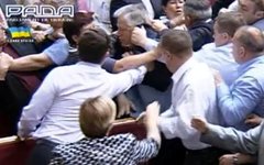 Петра Симоненко схватили за уши. Кадр трансляции парламентского телеканала