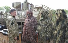 Петр Порошенко и украинские солдаты. Фото пресс-службы президента Украины