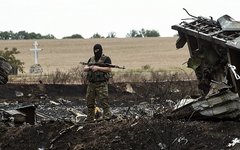Ополченец на месте катастрофы. Фото с сайта osce.org