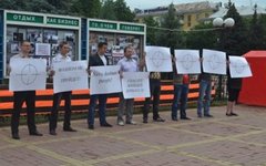 Акция по сбору подписей в Луганске. Фото с сайта 0642.ua