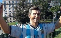 Испорченная статуя Лионеля Месси. Фото пользователя Twitter @BarcaSnacks
