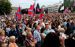 Участники митинга в Донецке. Стоп-кадр c видео в YouTube