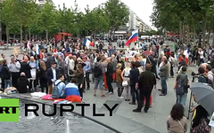 Митинг в Париже. Кадр телеканала Russia Today