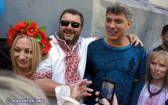 Борис Немцов (справа) с участниками марша в Одессе. Фото с сайта nikcenter.org