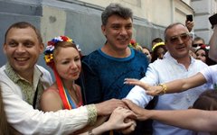 Борис Немцов (в центре) с участниками марша в Одессе. Фото с сайта nikcenter.org
