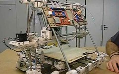 Трехмерный принтер RepRap 2.0. Фото CharlesC с сайта wikimedia.org