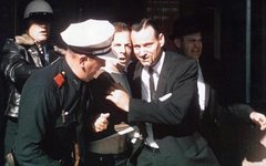 Полиция выводит Освальда из здания Техасского театра. Фото с сайта wikimedia.org