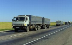 Бортовые автопоезда КамАЗ на трассе. Фото High Contrast с сайта wikimedia.org