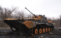 Сгоревшая украинская техника по дороге из Углегорска в Дебальцево © РИА Новости