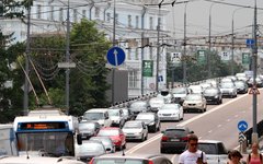 Пробка на одной из полос движения © KM.RU, Илья Шабардин