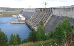 Плотина Усть-Илимской ГЭС. На переднем плане — слив. Фото с сайта wikimedia.org