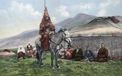 Женщина-казашка в свадебном наряде на лошади. Фото с сайта wikimedia.org