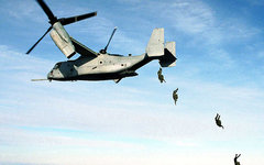 Десантирование с конвертоплана V-22 морпехов США. Фото с сайта wikimedia.org