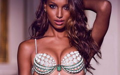Bright Night. Фото с офстраницы Victoria’s Secret в Facebook