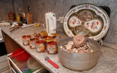 Тушенка и фасоль - основные ингредиенты похлебки © KM.RU, Алексей Белкин