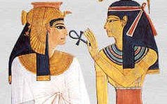 Хатхор вручает Нефертари Анх, символ вечной жизни. Фото с сайта wikimedia.org