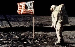 Астронавт Эдвин Олдрин у американского флага (архив НАСА)
