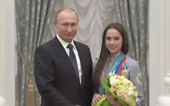 Владимир Путин и Алина Загитова. Стоп-кадр видео с сайта kremlin.ru 